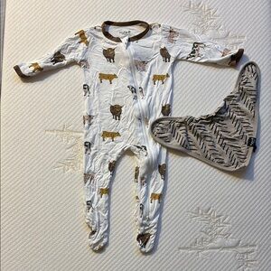 Kyte Baby 3-6 Month Moo Long Sleeve Zippered Footie with Khaki Herringbone Bib